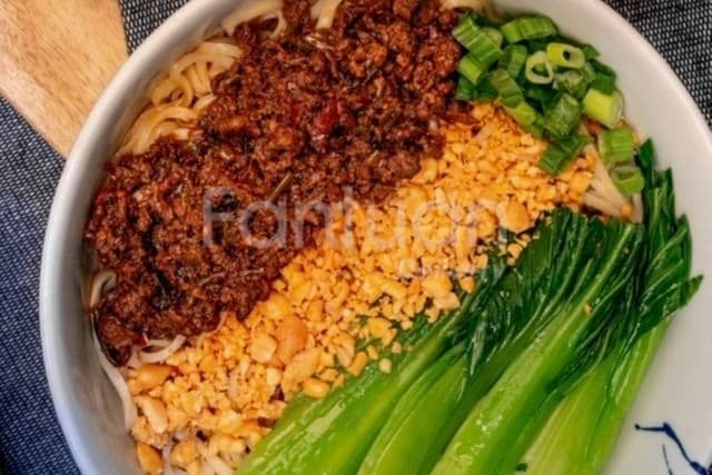 Combo de nouilles dandan (avec cacahuètes) / Dandan Noodle Combo (with Peanuts)