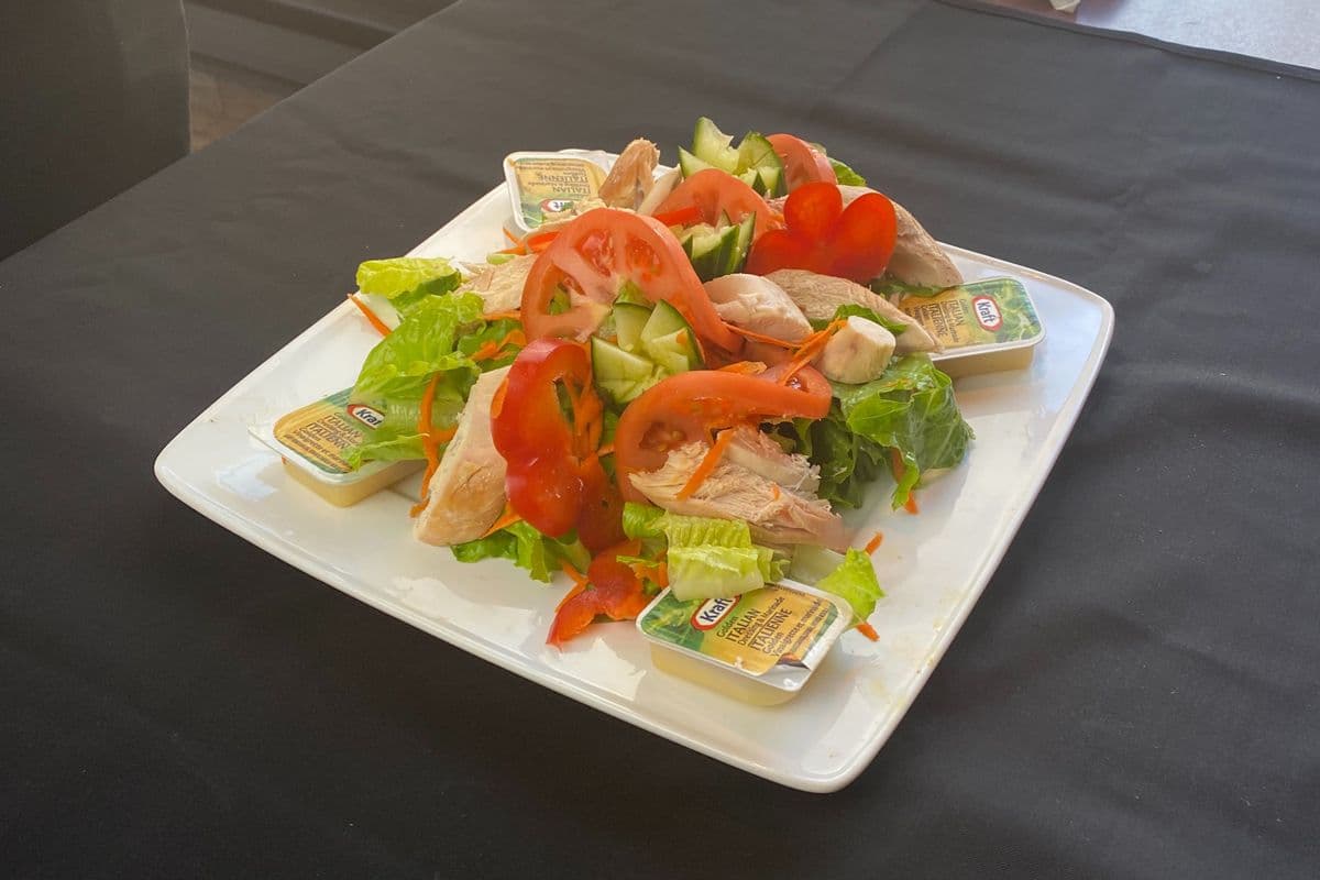 34. Salade César avec poulet grillé / Caesar Salad with Grilled Chicken
