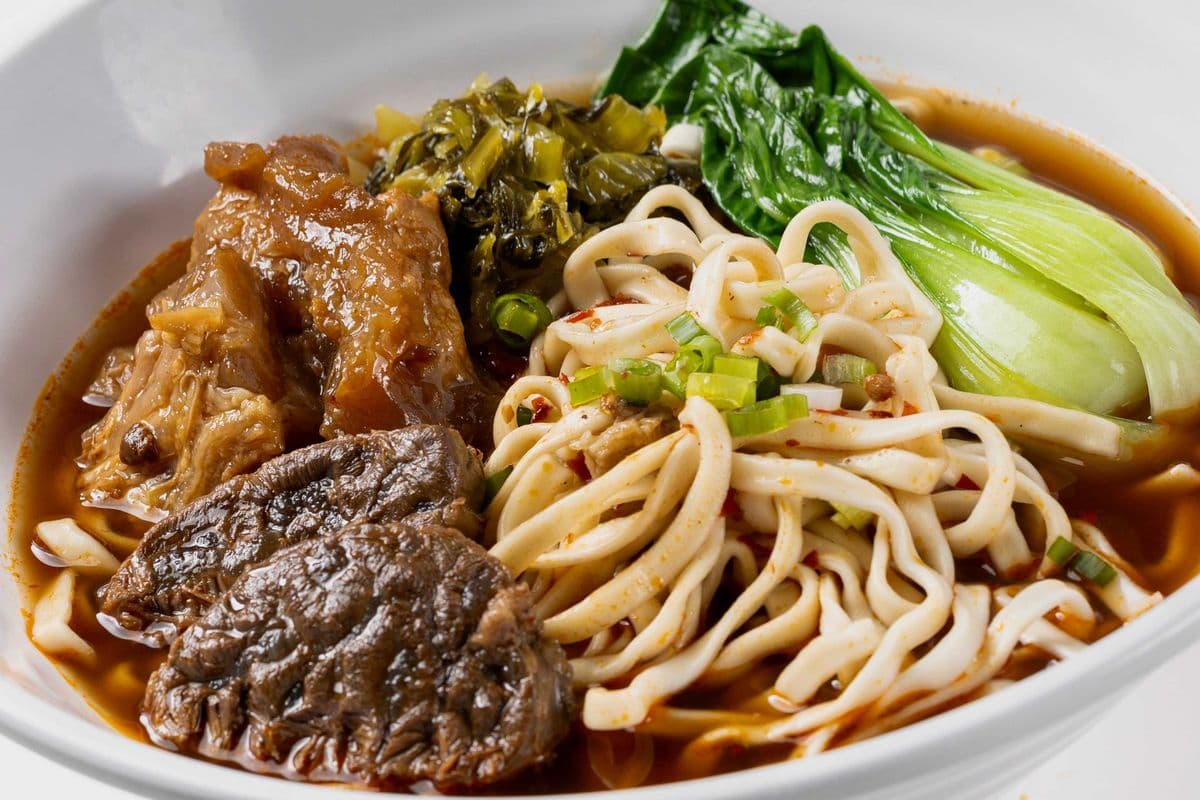 792 Braised Beef & Tendon Noodle Soup 紅燒半筋半腩麵🌶️