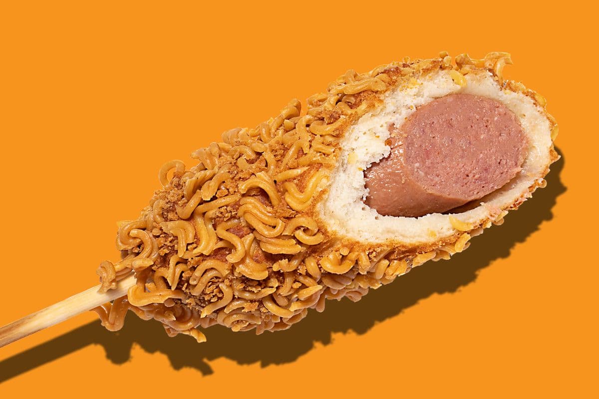 7. Hot dog au ramen croquant / Crispy Ramen Hot Dog