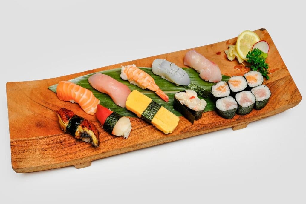 Deluxe Assorted Sushi (16pcs)