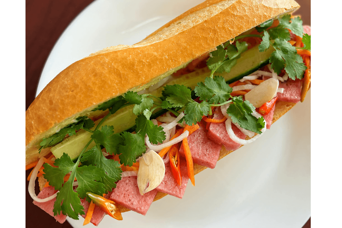 Sandwich au porc fermenté (Nem Chua) / Fermented Pork Sandwich (Nem Chua)