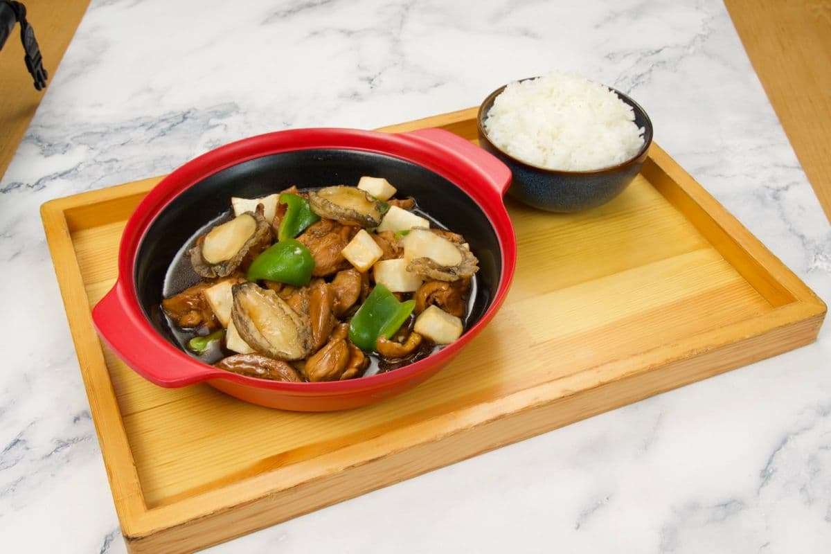 Braised Abalone & Chicken Rice / 鲍鱼鸡煲饭