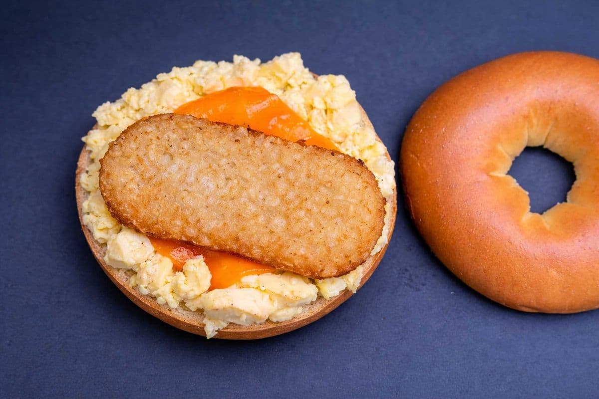 EGGS & HASH BROWNS Bagel