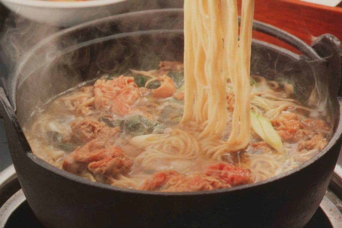 15. Beef and Noodle Hot Pot / 국수전골 韩式牛肉火鍋麵