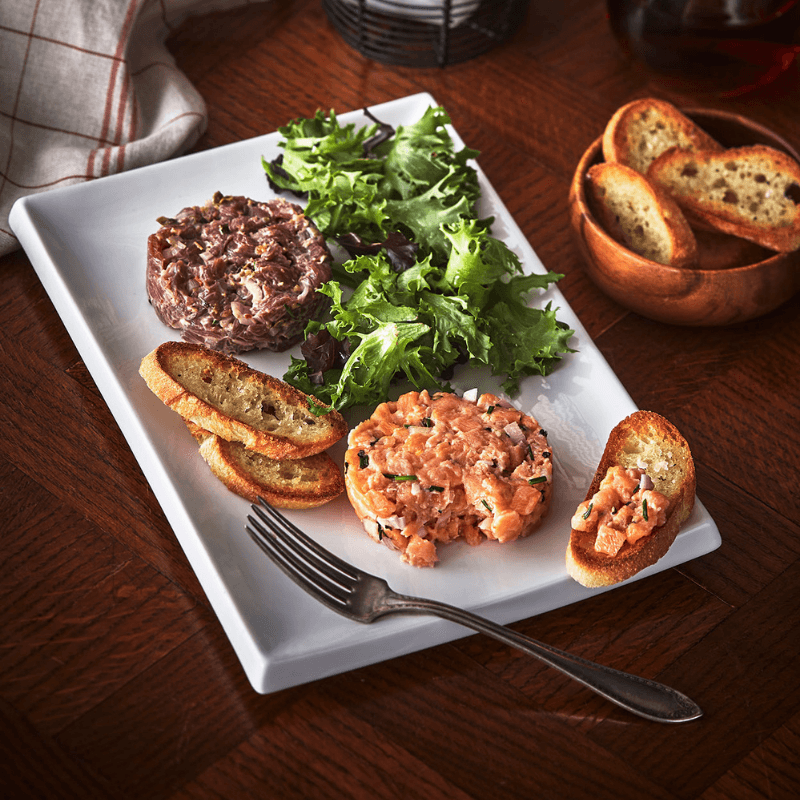 Duo tartare de boeuf et tartare de saumon / Beef Tartare and Salmon Tartare Duo