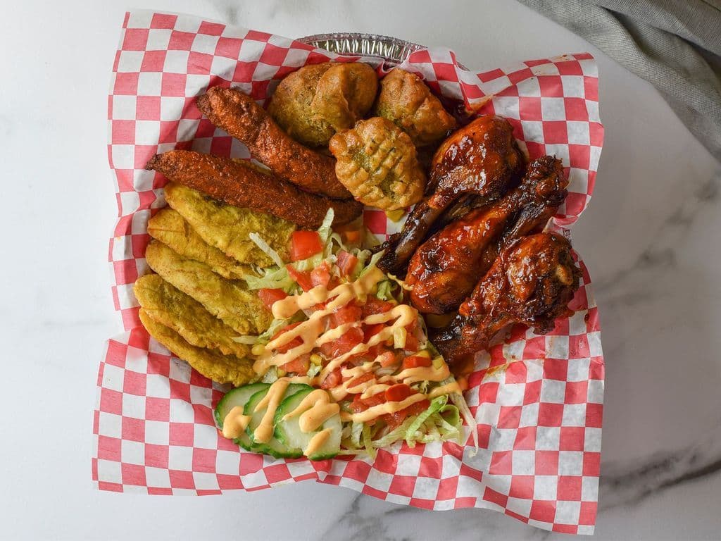 Fritay (Poulet) + Plantain + Accra + Marinade + Salade + Pikliz
