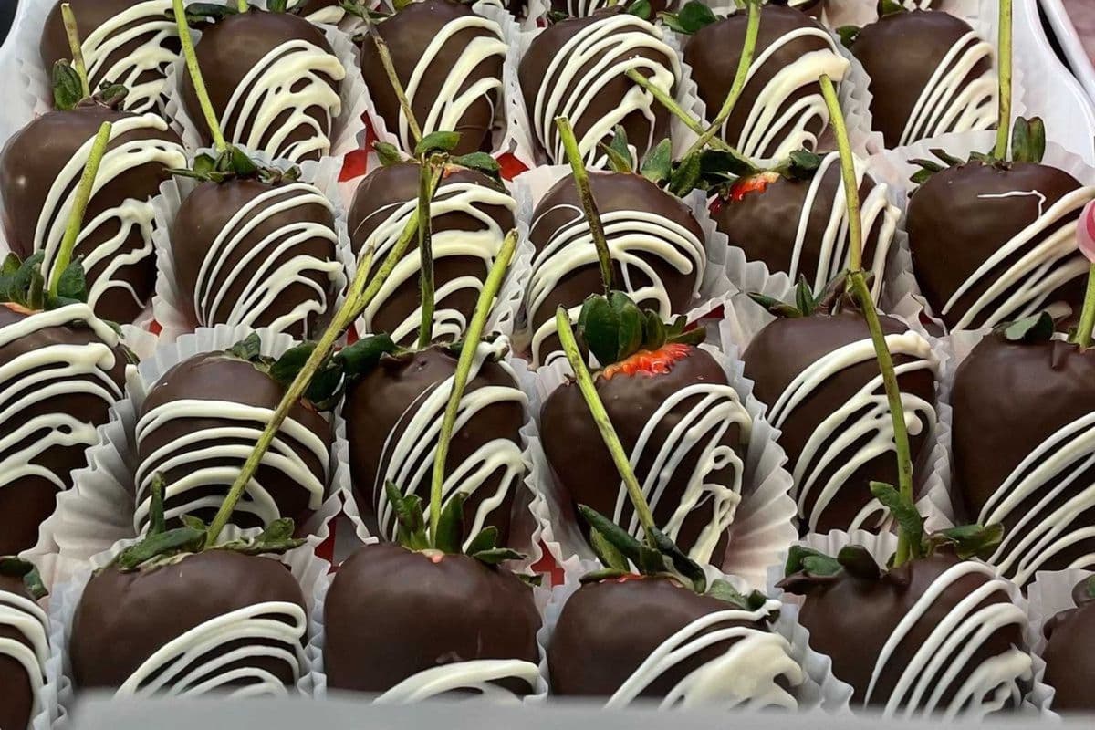 Chocolate Dipped Strawberries - 1/2 Dozen (6 pcs)