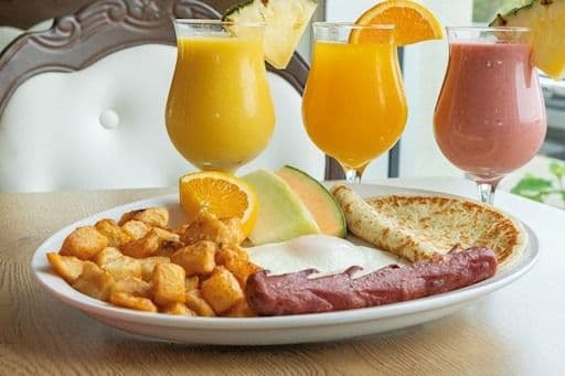 Deux oeufs avec saucisse fumée au boeuf et crêpe