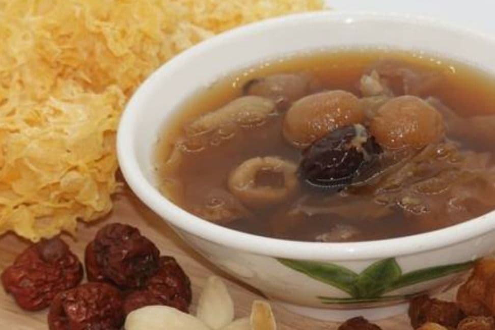 D10. Red Date and Longan Soup 紅棗桂圓蓮子百合燉雪耳