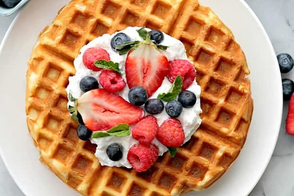 Demi-Gaufre aux Fruits Frais et Crème Anglaise / Half waffle with fresh fruit and English Cream