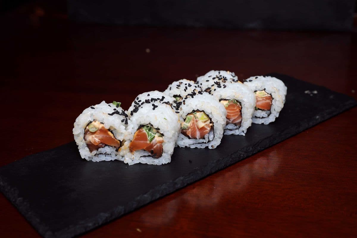 Spicy Salmon Roll (8 pcs)
