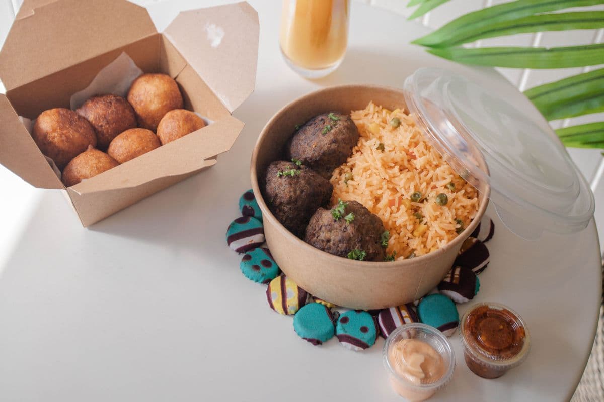 Boulettes de viande, riz aux légumes et beignets (6mcx) /Meatballs, vegetables rice and beignets (6pcs)