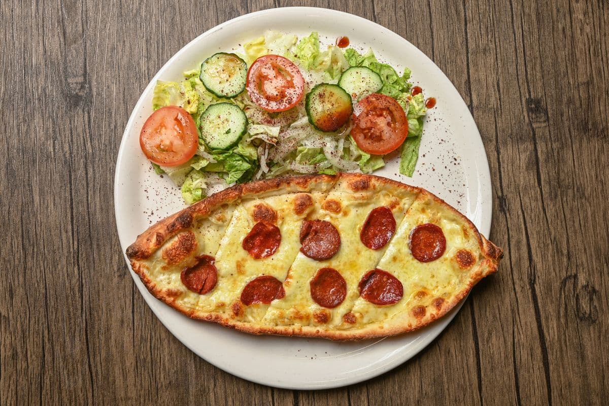 Pidé au soudjouk Turque et fromage