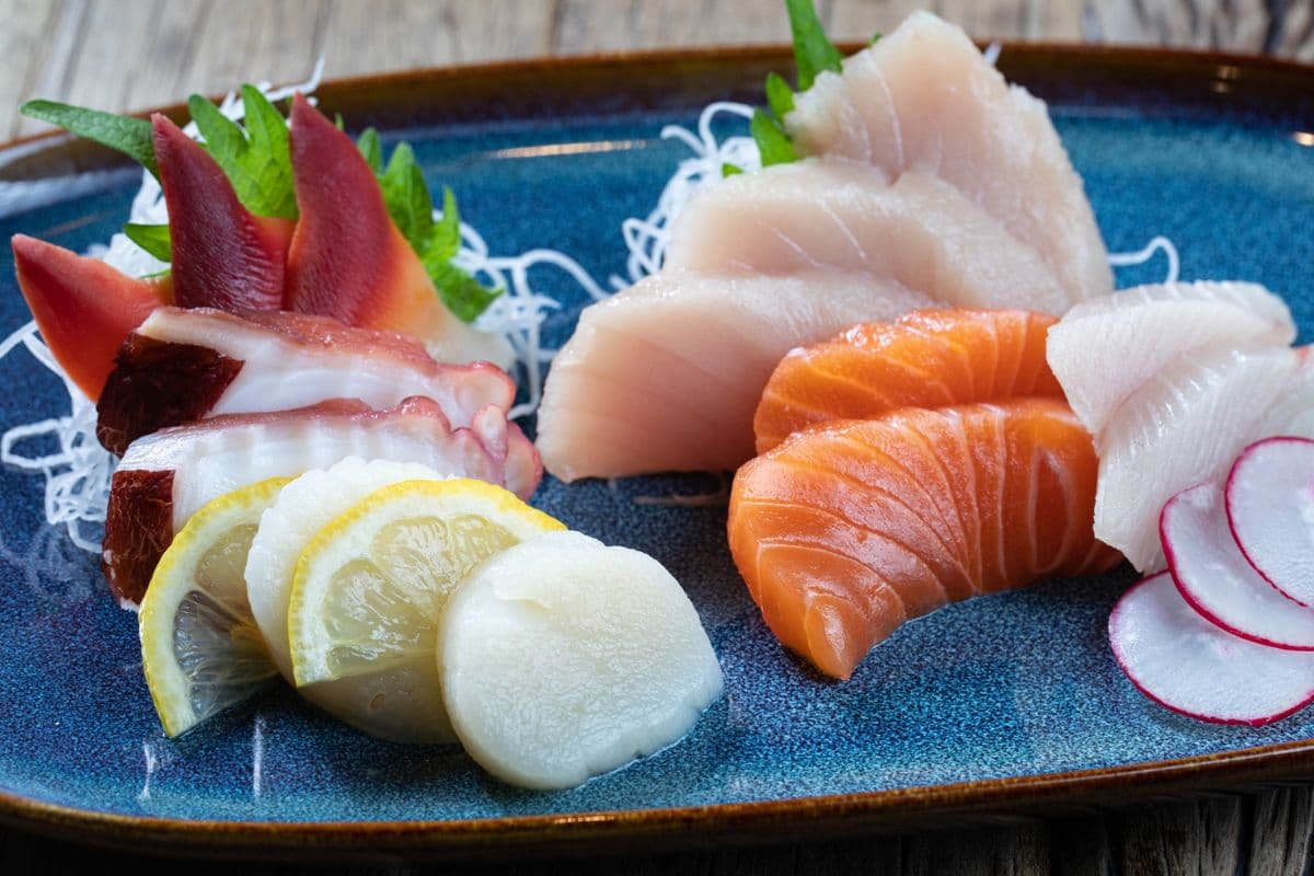 B21. Assorted Sashimi Platter (14 pcs)