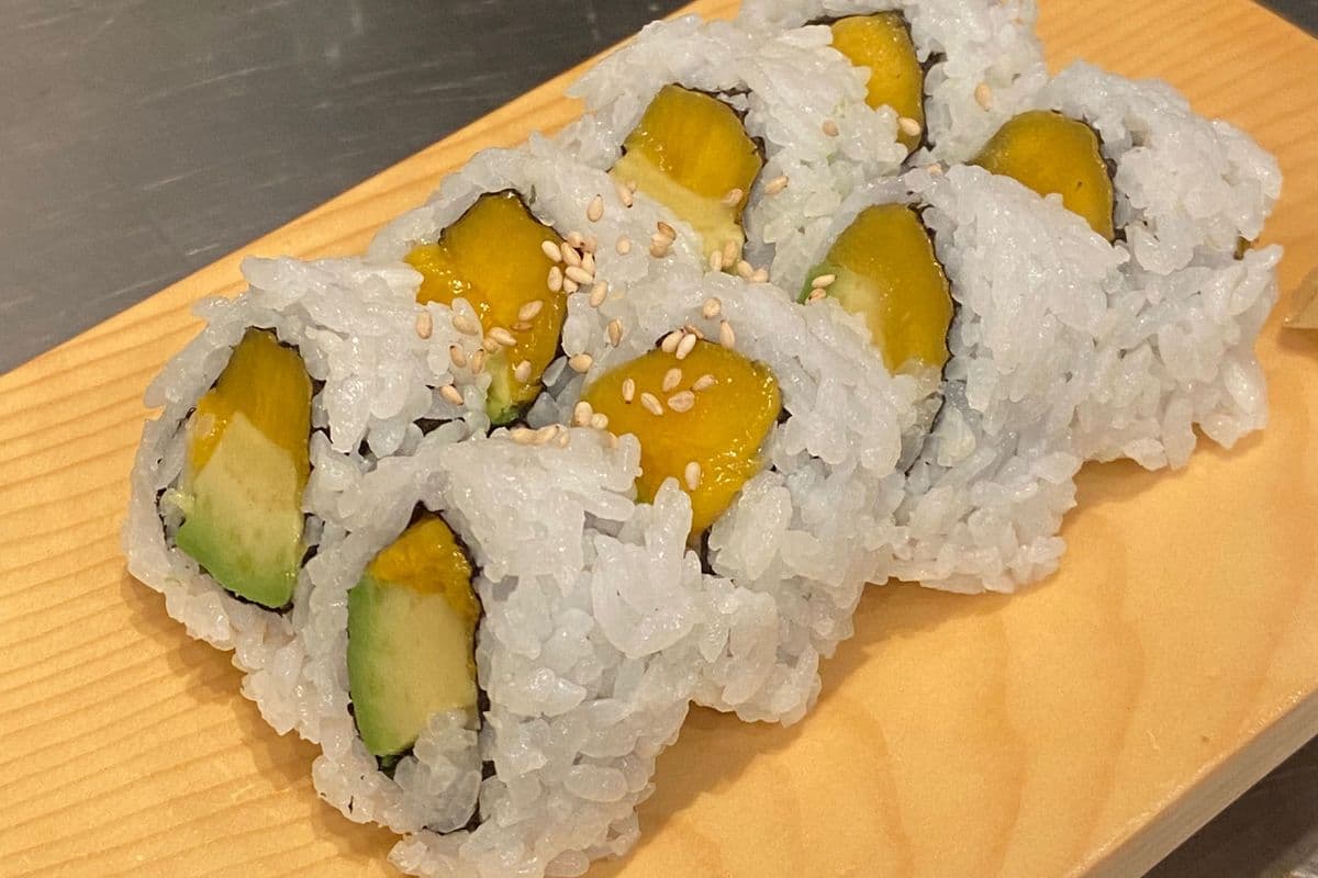 Avo Mango Roll (Vegetarian)