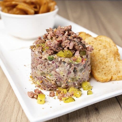 Tartare de bœuf « smoked meat » Montréal