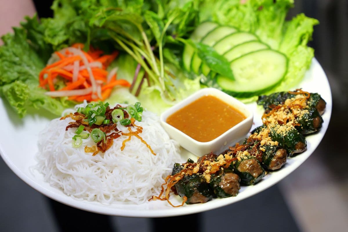 Betel-Wrapped Beef Platter (Bò Lá Lốt)