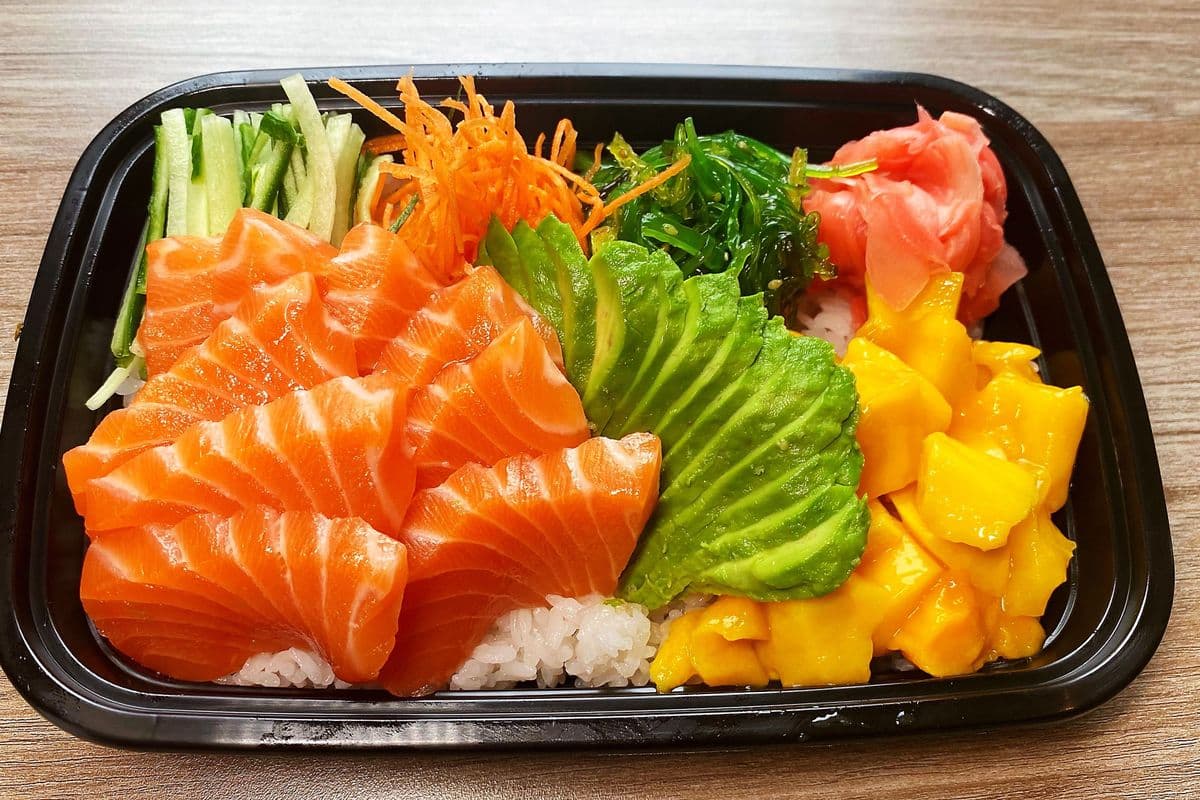 140. Bol poké au saumon et à la mangue