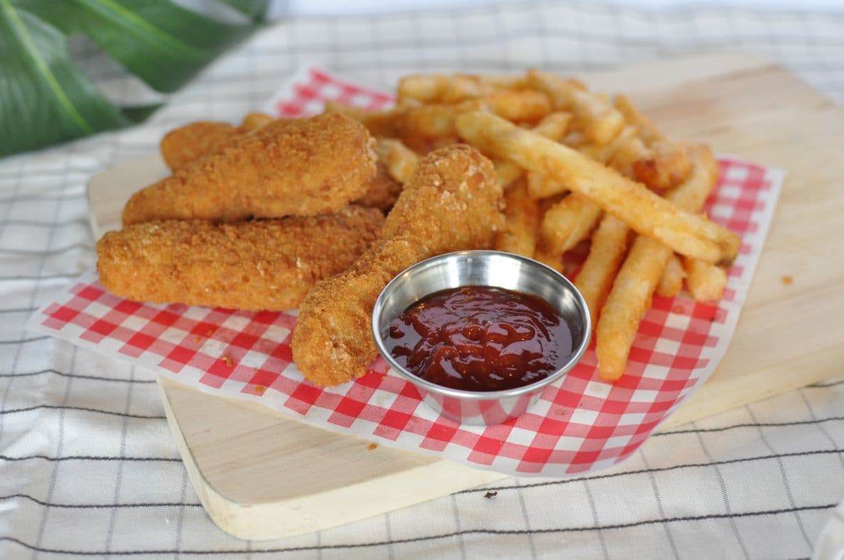 F19. Chicken Strips with Fries (4 pcs)