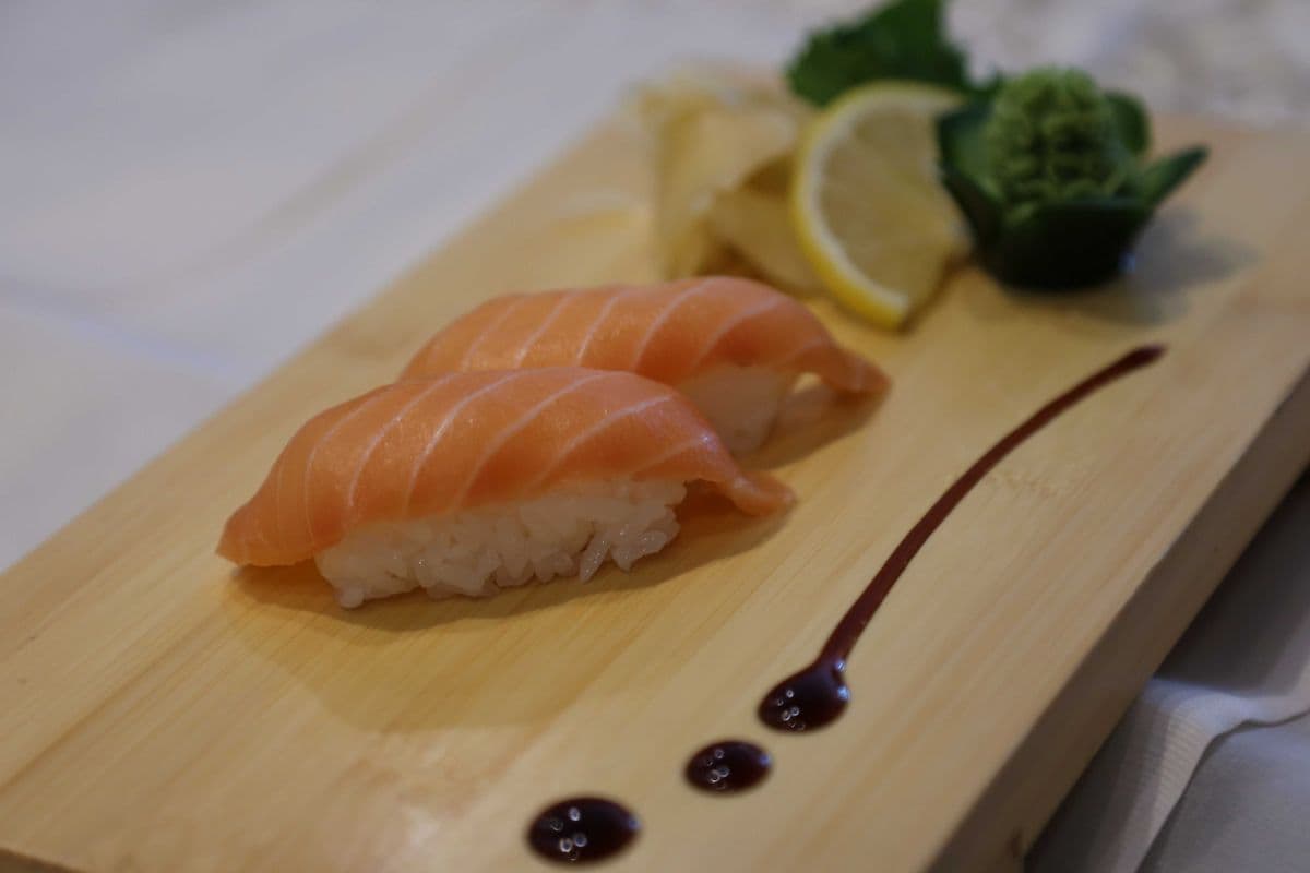 Salmon (Sake) Sushi (2 pcs)