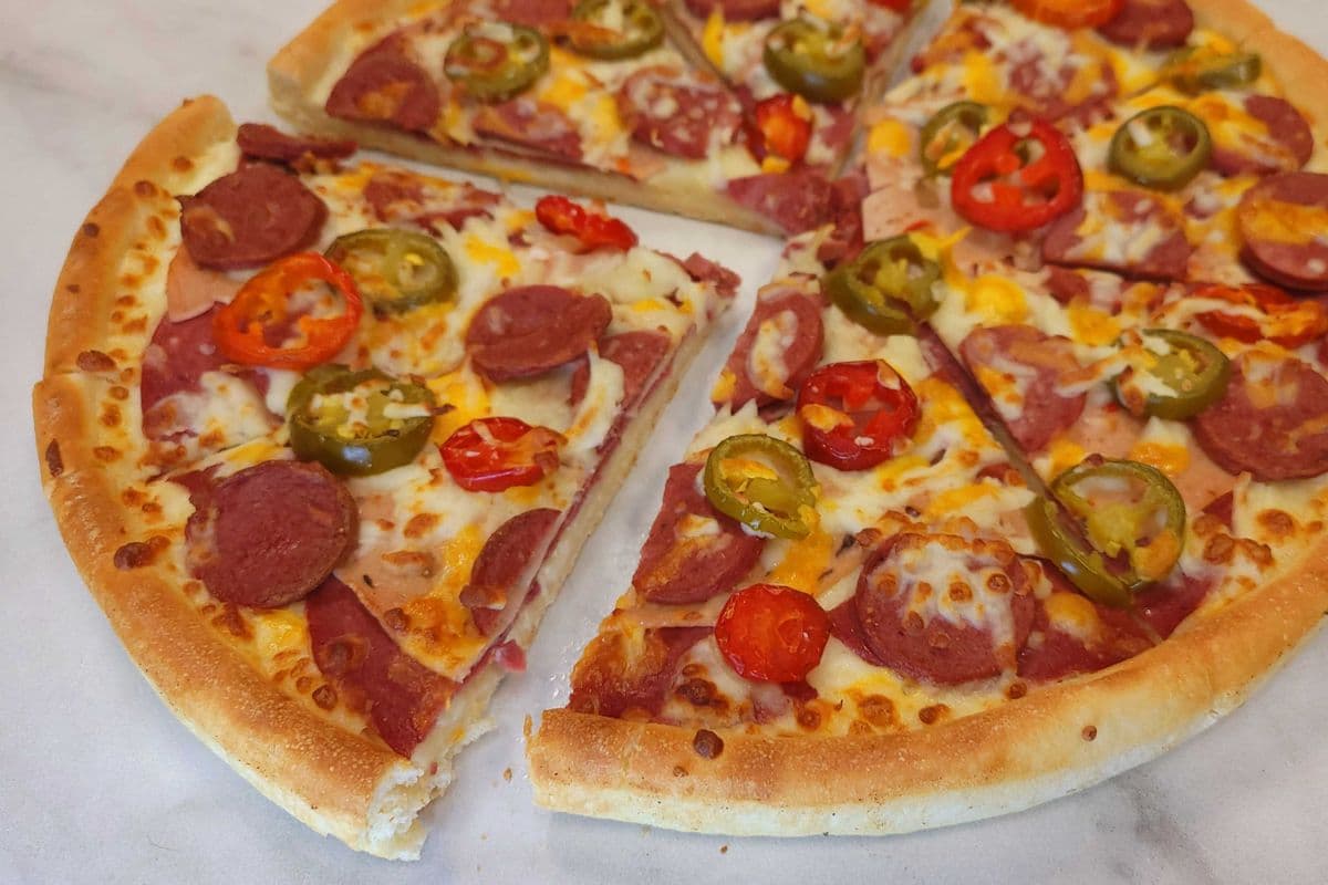 Large Spicy Meat supreme 🌶 + 3 FREE DRINKS