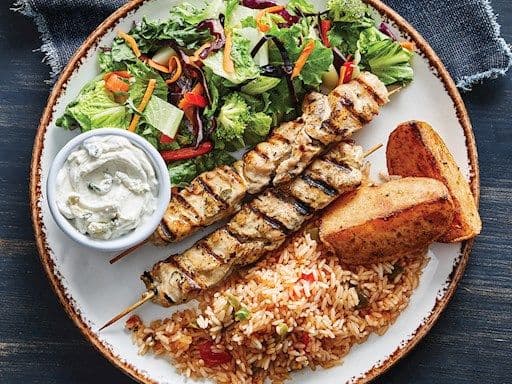 Assiette de souvlakis de poulet / Chicken Souvlaki Plate