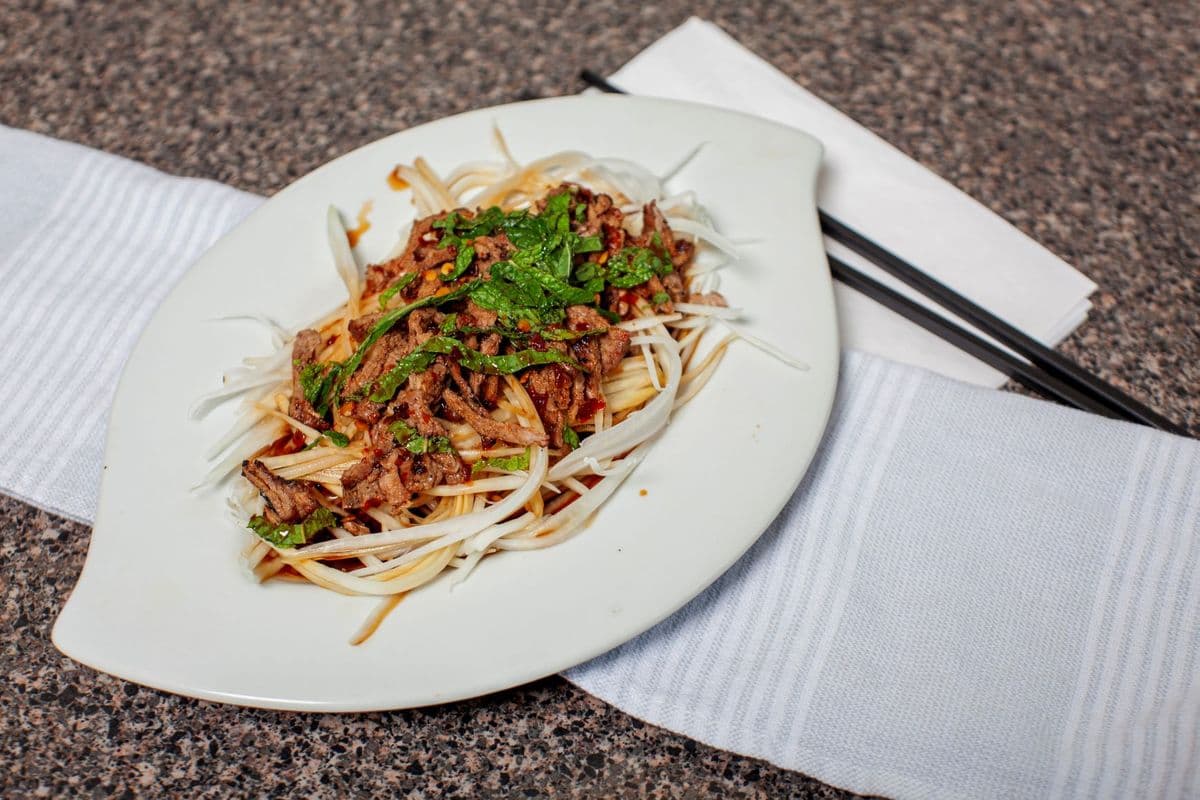 6. Salade de papaye avec bœuf séché / Papaya Salad with Dried Beef