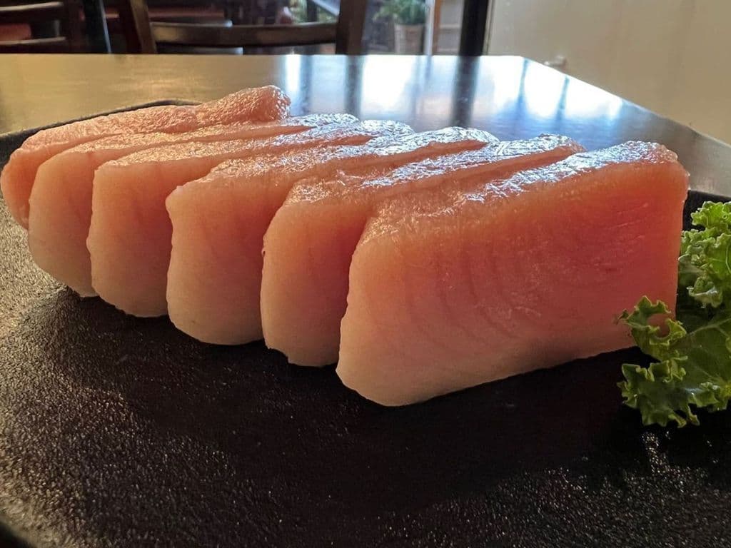 Half Tuna Sashimi (6pcs)