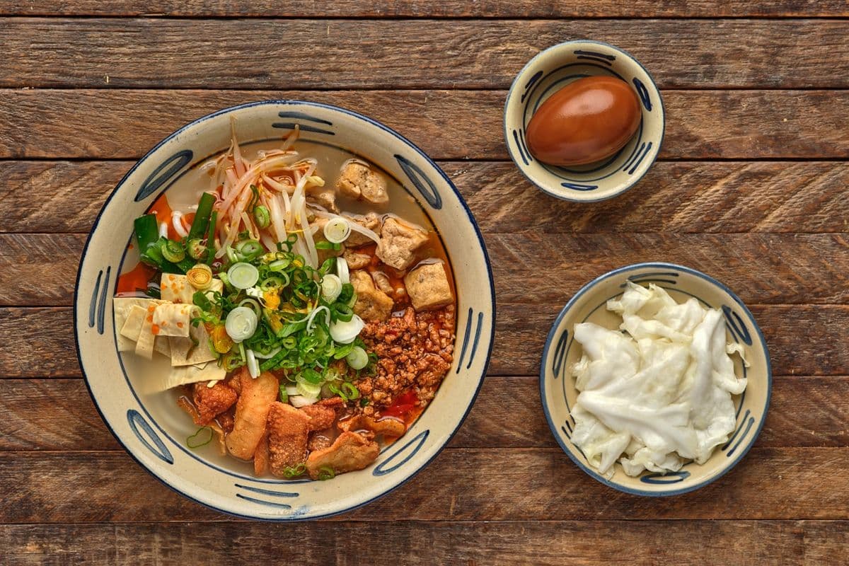 三炸三焖肉酱香酥 Minced Pork Chili with Pork Crisp