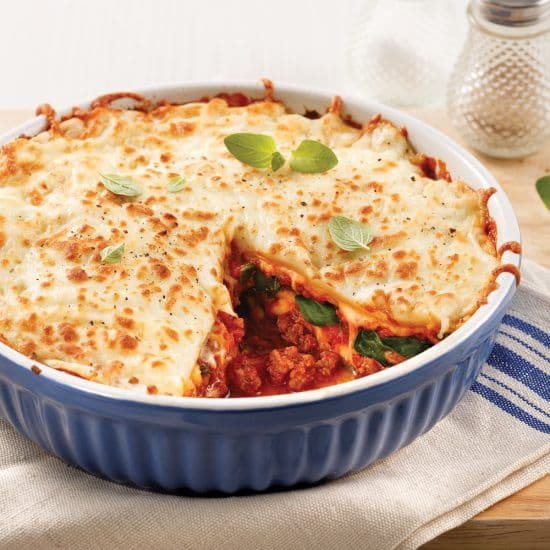 Spaghetti servi avec un pain à l'ail