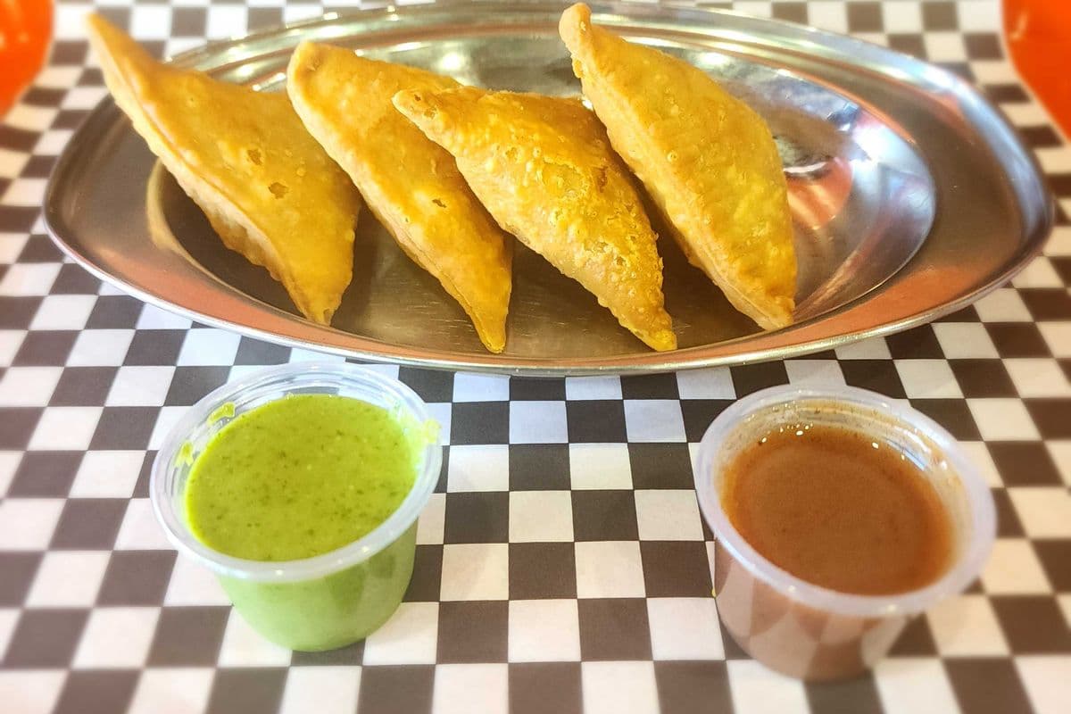 Mini Samosas (4 Pcs) with sweet chutney