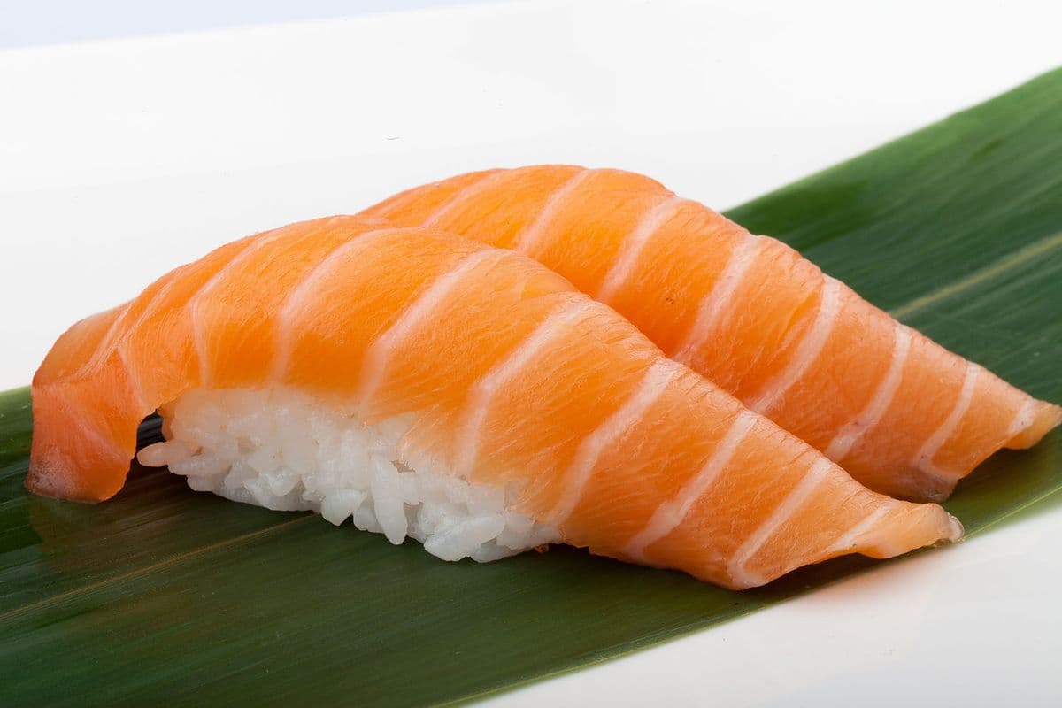 L1. Salmon Sushi (2 pcs) - 三文鱼