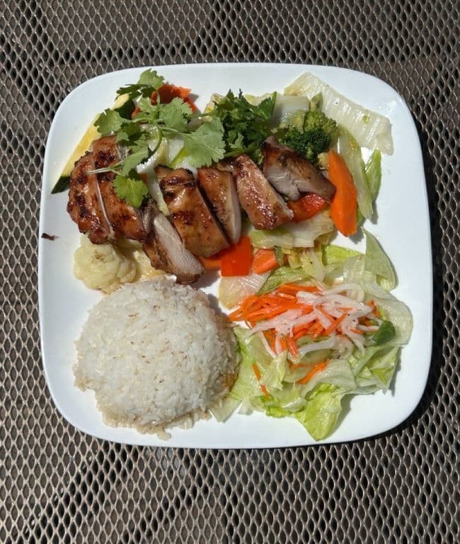 Poulet Grillé avec Rouleau Impérial / Grilled Chicken with Imperial Roll