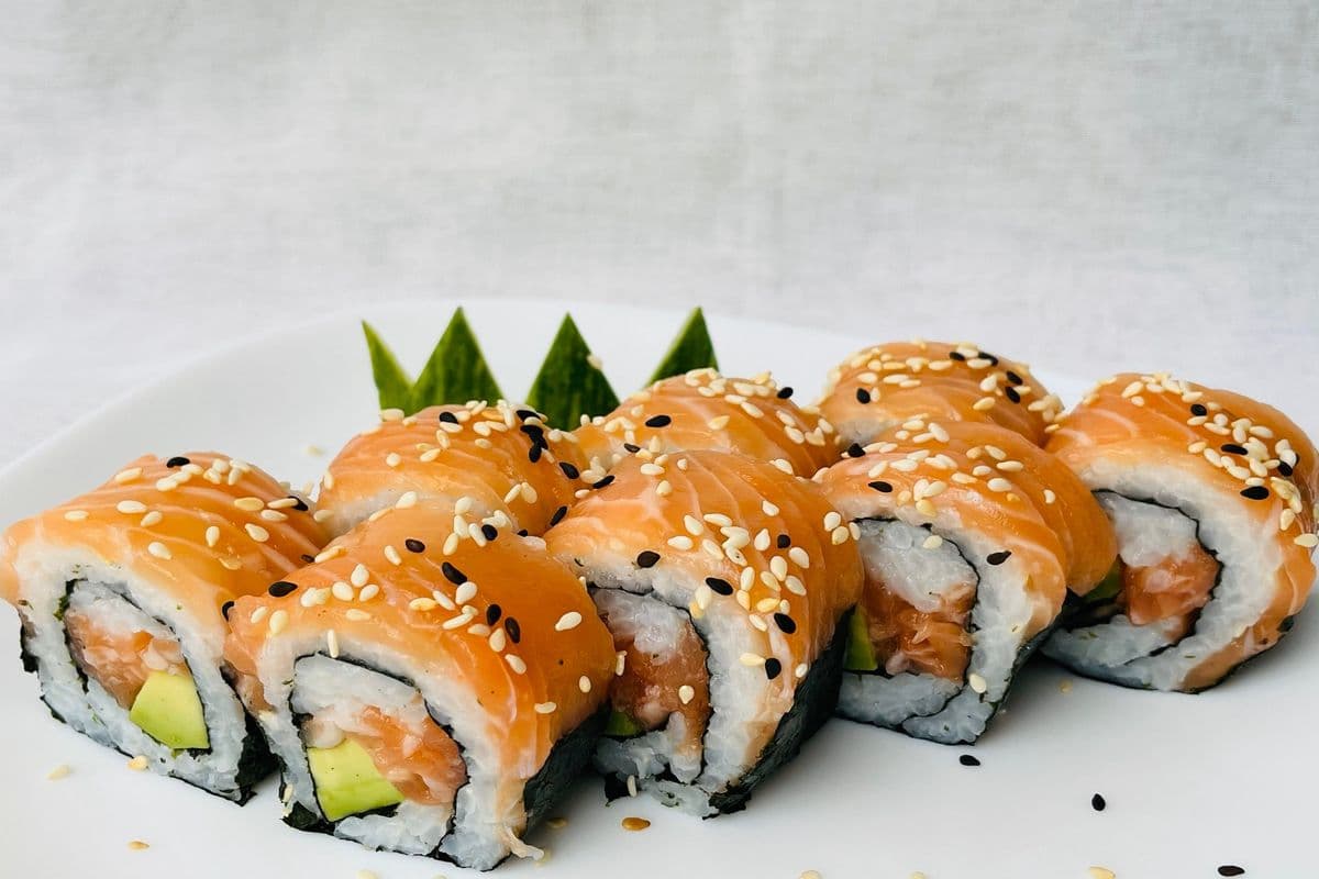 Salmon Cream Cheese Roll (8 Pcs)