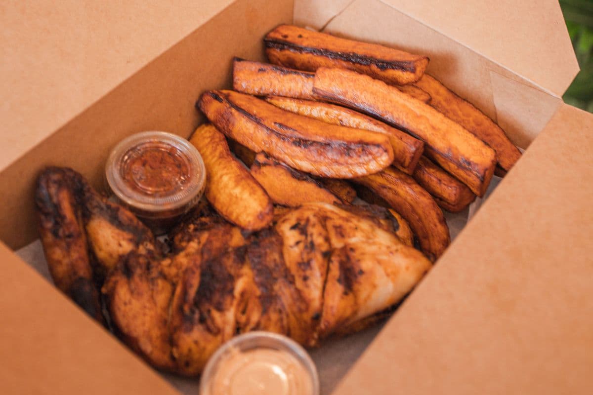 Quart de poulet BBQ, plantains et beignets (6mcx)/Quater BBQ Chicken, plantains and beignets (6pcs)