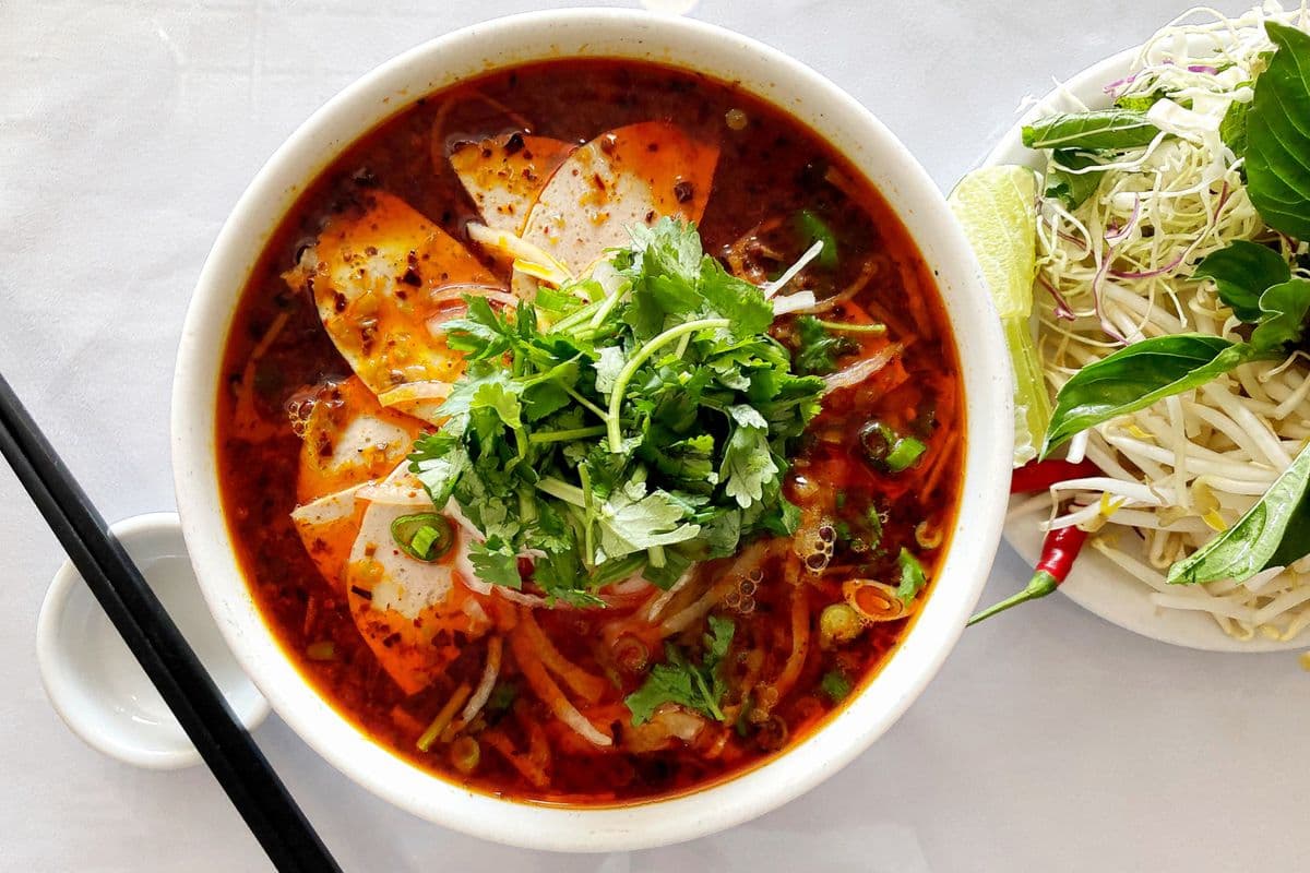 15. Soupe citronnée épicée au boeuf et porc / Lemongrass Spicy Noodle Soup Beef & Pork酸辣粉