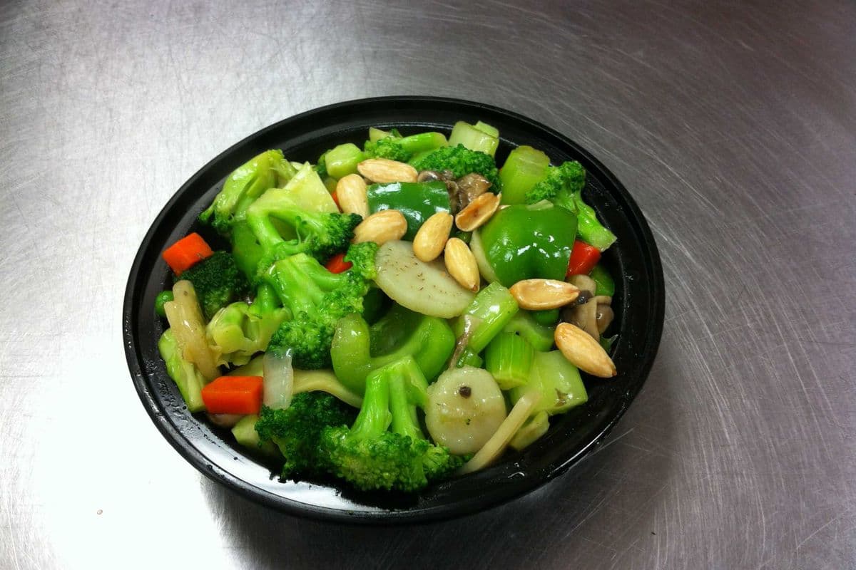 Chicken with Vegetables and Almonds 鸡丁