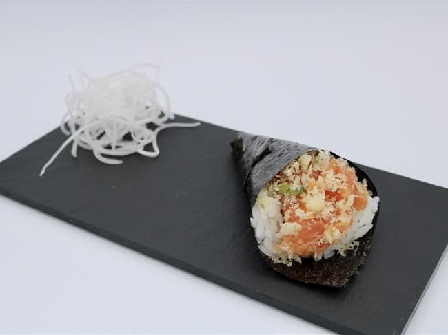 Spicy Salmon Hand Roll (1pc)