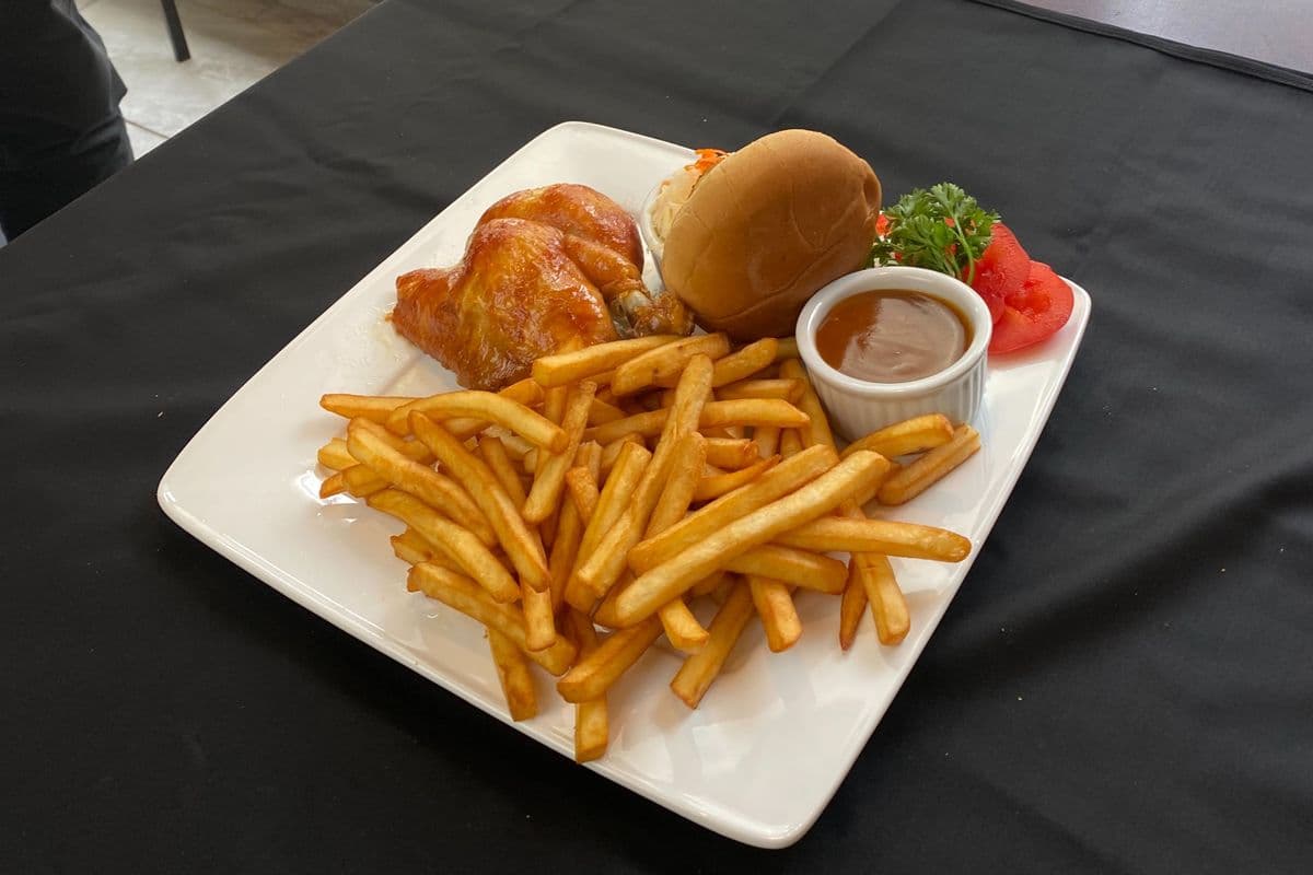 22. Quart de poulet au choix du chef / Chef's Choice Quarter Chicken