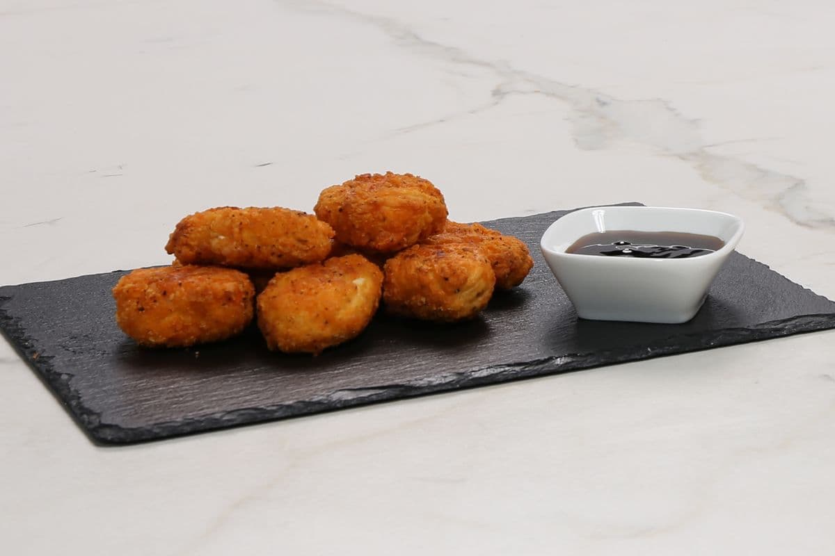 8 Spicy Chicken Poppers with 1 Dipping Sauce