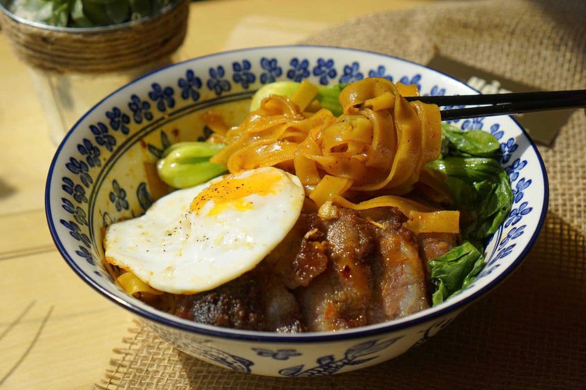 S11. Dry Satay Char Siu Noodles Fried Egg / Mì Trộn Xá Xíu Sa Tế Trứng Lòng Dào