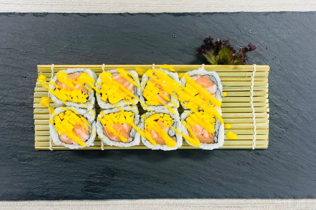 Mango Salmon Roll (8 pcs)