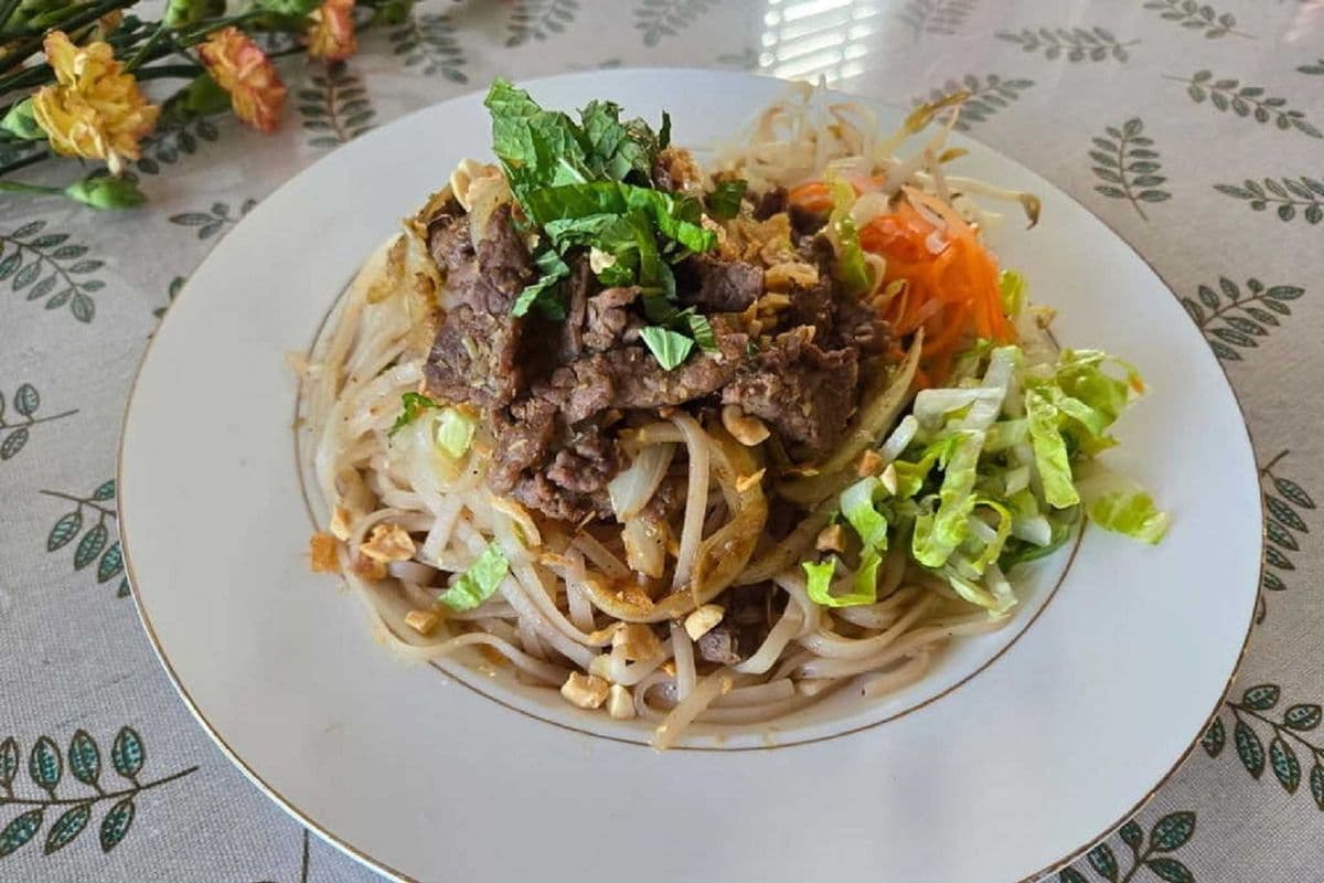SP9 - Mix Pho with Rare Beef - Phở Trộn