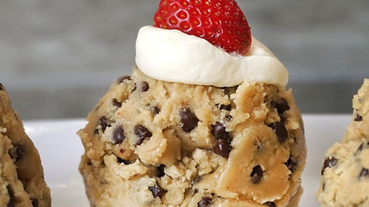 Strawberries & Cream - Cookie Dough Scoop