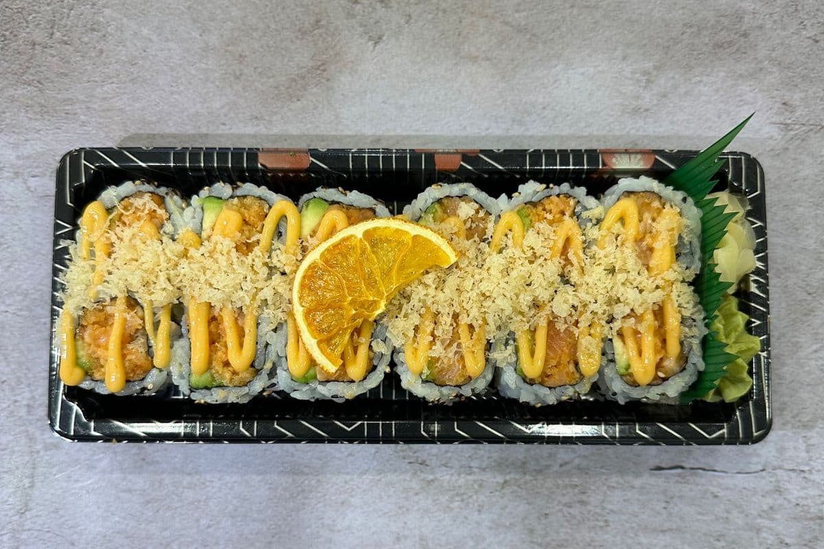 Spicy Salmon Roll (8pc)