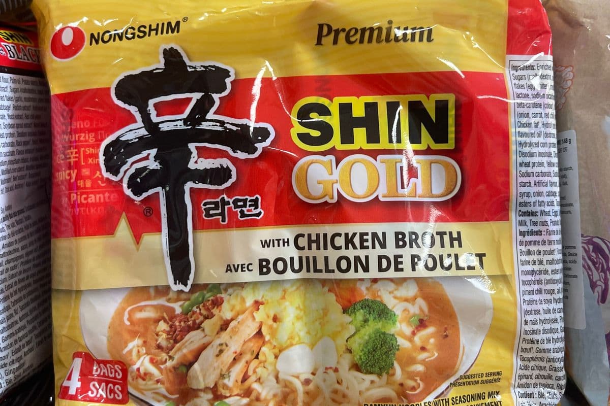 NONGSHIM Shin Gold With Chicken Broth (4 Packs)