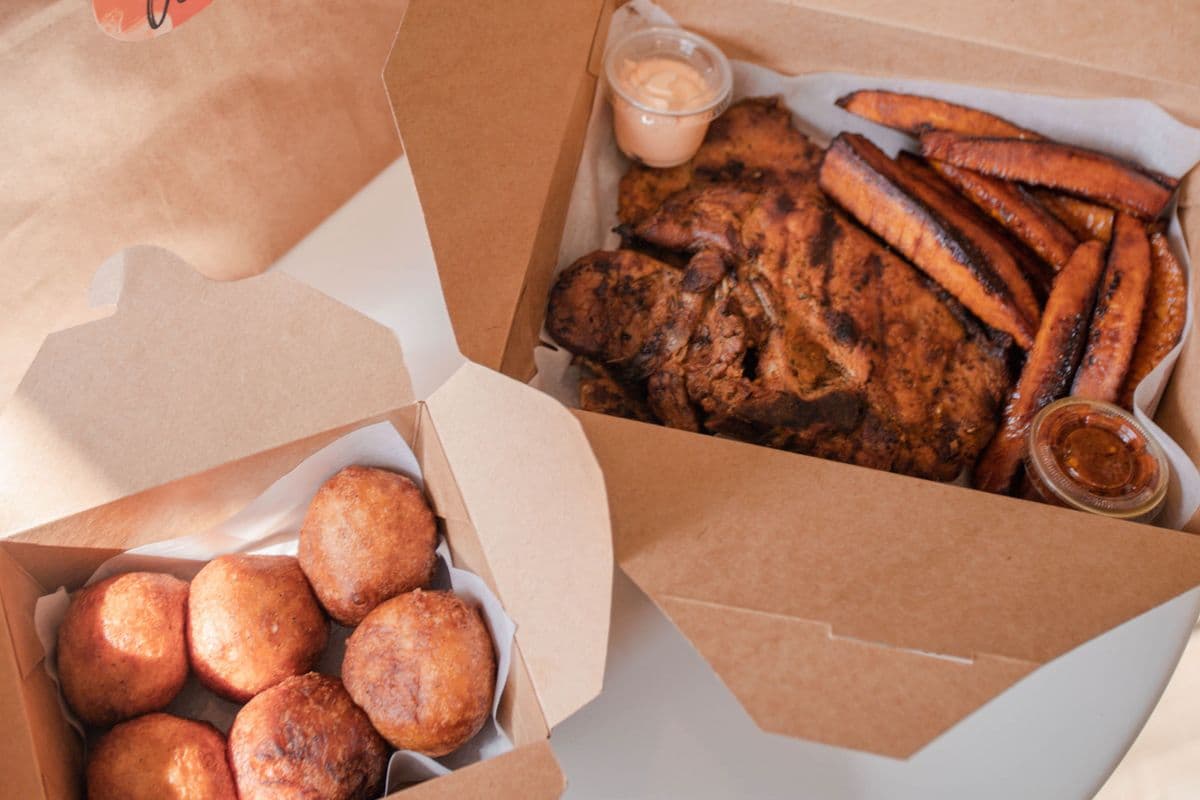 Côtelettes de porc, plantains et beignets (6mcx)/ Porc Chops, plantains and beignets (6 pcs)