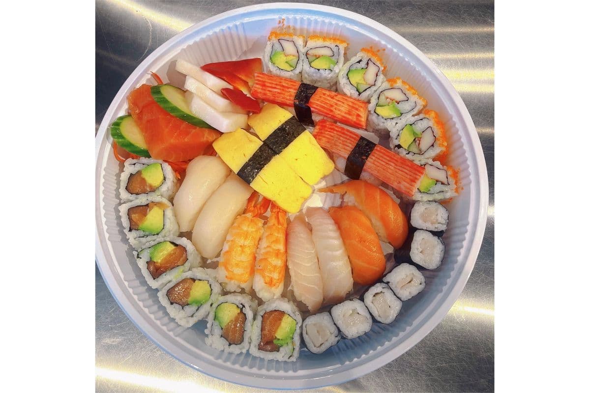 P1 (40 pcs) - Nigiri (12 pcs), Maki (18 pcs), and Sashimi (10 pcs)