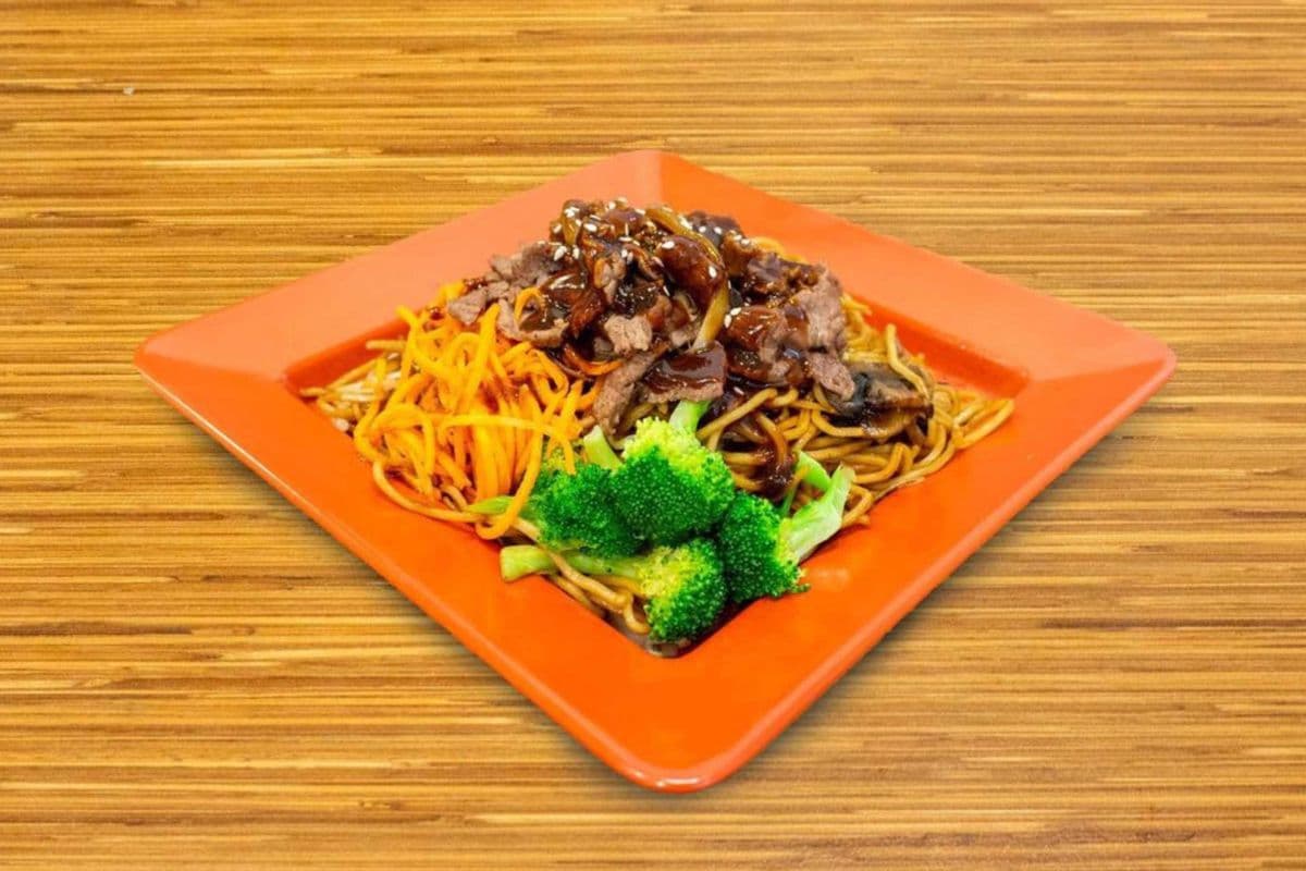 Pan Fried Beef Noodle / 牛肉炒面